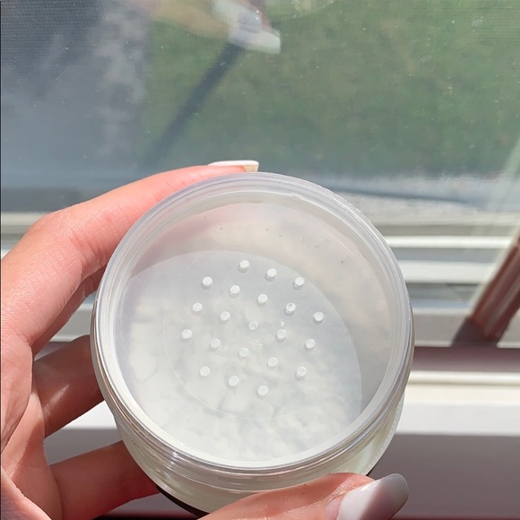 Ciate Extraordinary Translucent Powder - Picture 4 of 4